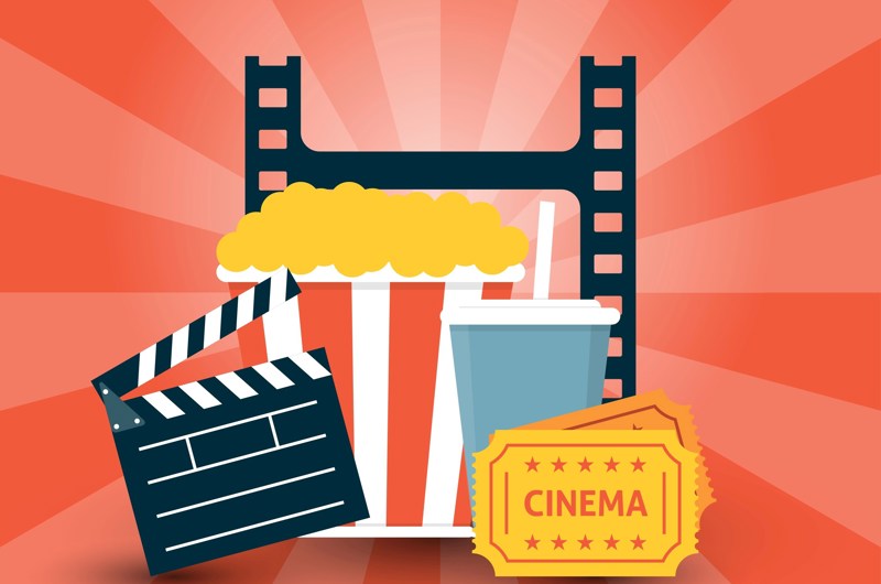 På billedet er bio billetter, popcorn, sodavand, udklip af filmrulle og klip bræt.
