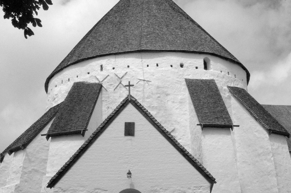 Sort hvid billede af en Bornholmsk rundkirke